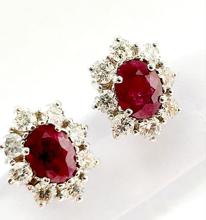 Orecchini in Oro Bianco con Diamanti 0,91 ct e Rubini ovali 1,39 ct 18 kt (750)