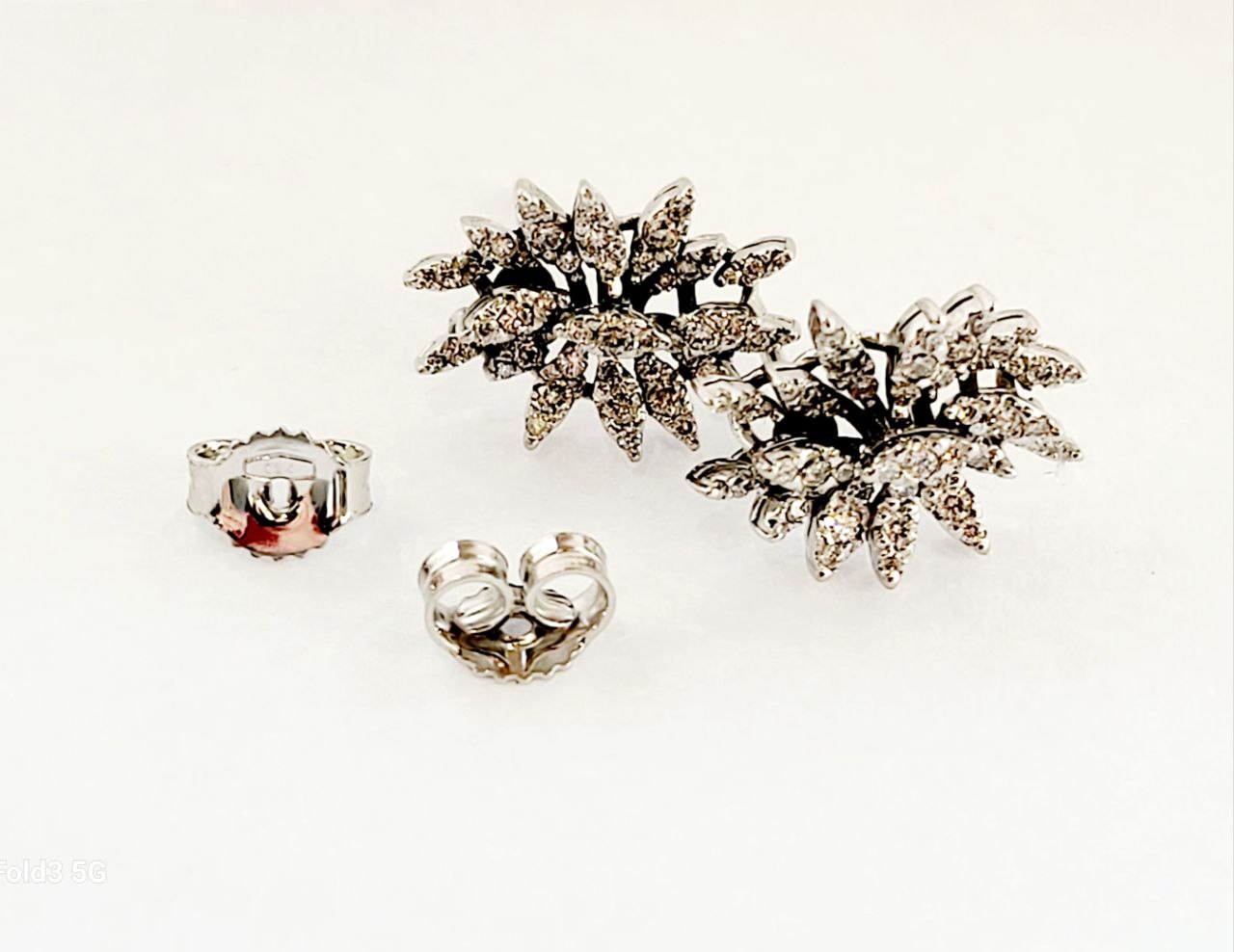 Orecchini in oro bianco 18k con Smeraldi taglio ottogonale e diamanti. | GV Orecchini in oro bianco 18k con Smeraldi taglio ottogonale e diamanti. | GV