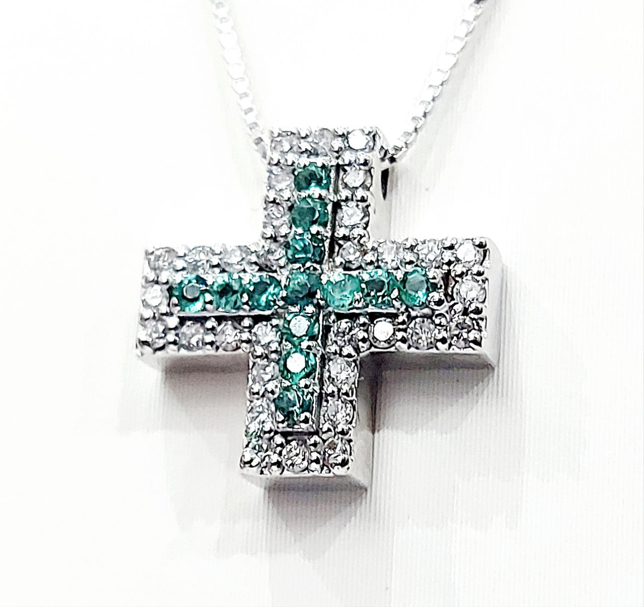 Collana con pendente Croce quadrata con Diamanti ct 0,28 e Smeraldi ct 0,18 in Oro Bianco 18 kt (750)