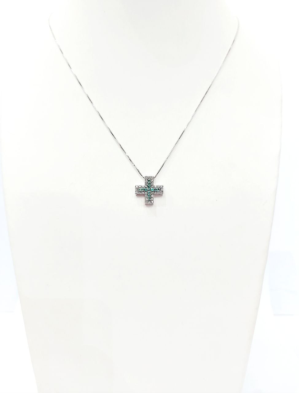 Collana con pendente Croce quadrata con Diamanti ct 0,28 e Smeraldi ct 0,18 in Oro Bianco 18 kt (750)