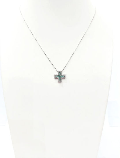 Collana con pendente Croce quadrata con Diamanti ct 0,28 e Smeraldi ct 0,18 in Oro Bianco 18 kt (750)