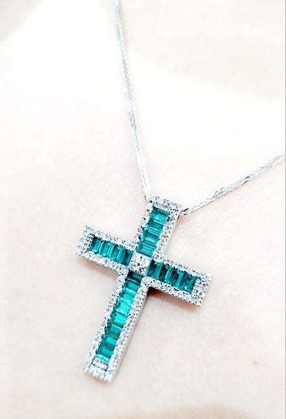Collana pendente Croce  con Diamanti 0,90 ct e Smeraldi Baguette 2,10 ct in Oro 18 kt (750)