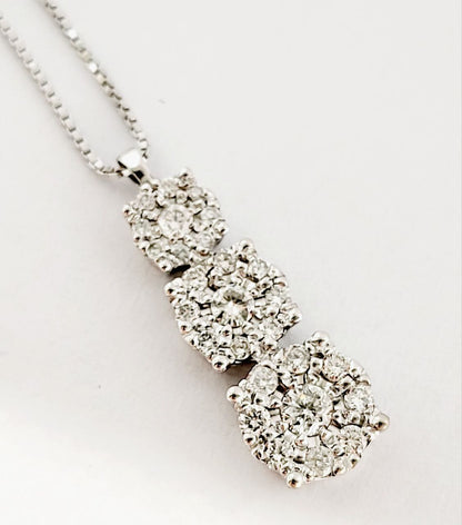 Collana con pendente trilogy magic con Diamanti 0,91 ct in Oro Bianco 18 kt (750)