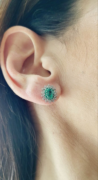 Orecchini ovali in Oro Bianco con doppio giro di Diamanti ct 0,48 e doppio giro di Smeraldi 1,75 ct 18 kt (750)