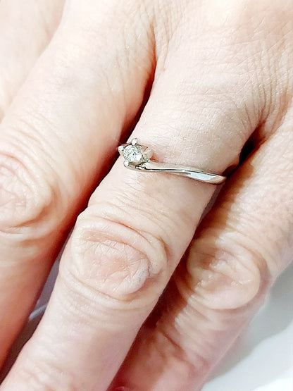 Anello Solitario Valentino in Oro bianco con Diamante 0,06 ct 18 kt (750)