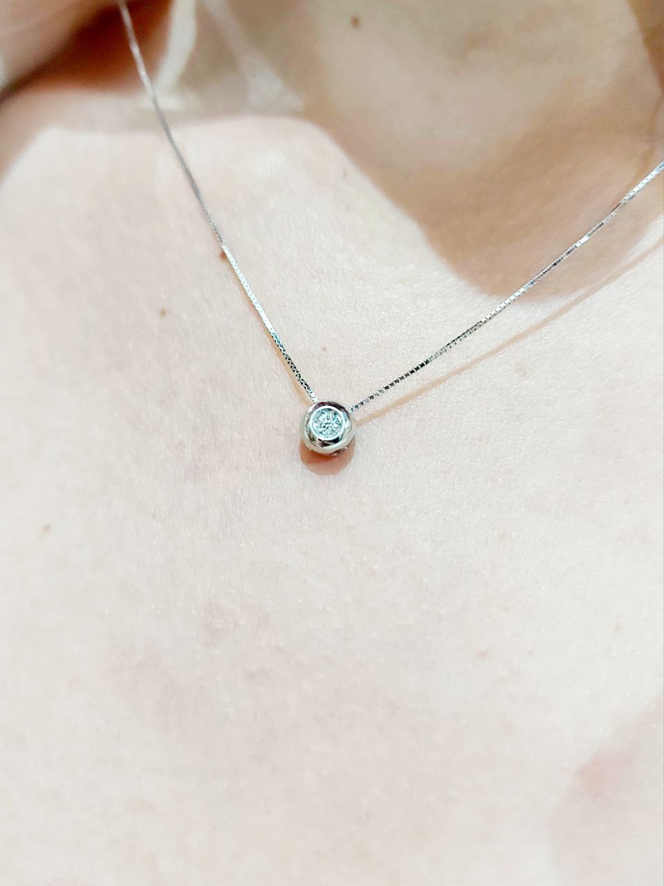 Collana e pendente punto luce a cipollina in Oro Bianco con Diamante 0,15 ct 18 kt (750)