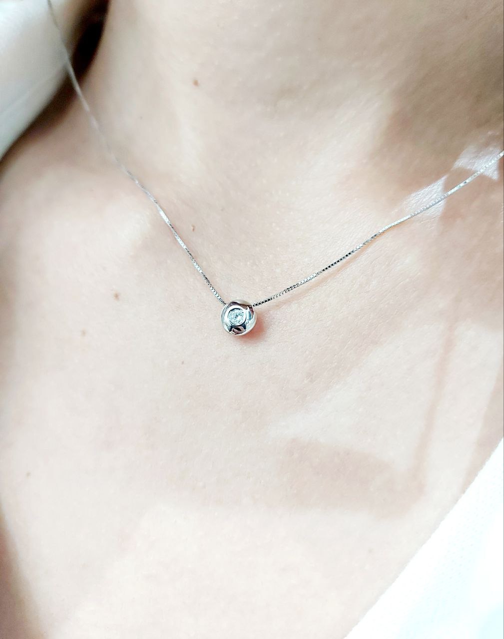 Collana e pendente punto luce a cipollina in Oro Bianco con Diamante 0,10 ct 18 kt (750)