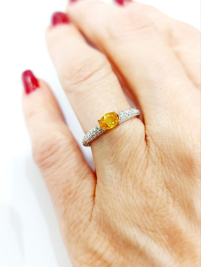 Anello Astralia in Oro Bianco con Zaffiro Giallo ovale ct 0,70 e Diamanti ct 0,30 18 kt (750)