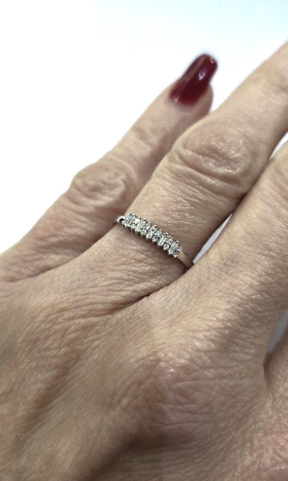 Anello veretta Astralia con diamanti baguette e brillante 0,25 ct in oro bianco 18kt (750)