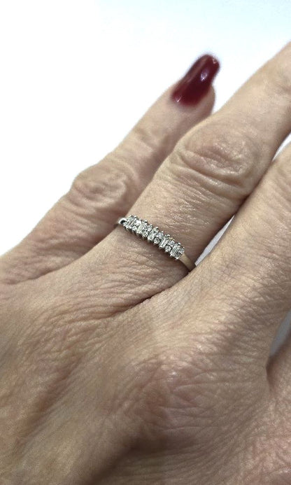 Anello veretta Astralia con diamanti baguette e brillante 0,25 ct in oro bianco 18kt (750)