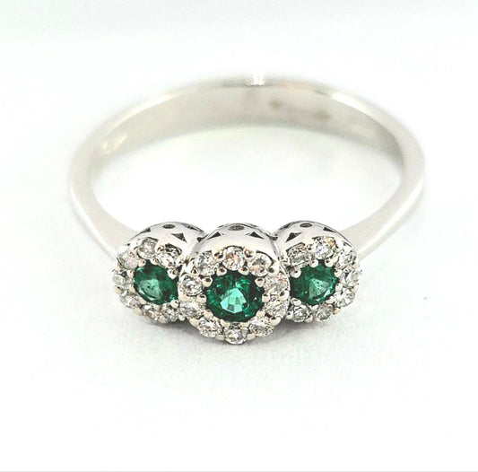 Anello trilogy magic in Oro Bianco con Diamanti 0,24 ct e Smeraldi 0,45 ct 18kt (750)