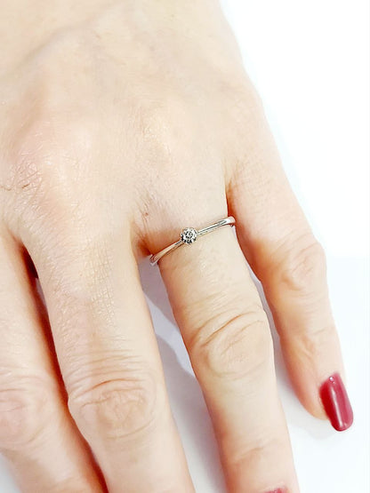 Anello Solitario modello 6 griffe con Diamante 0,05 ct in Oro Bianco 18 kt (750)