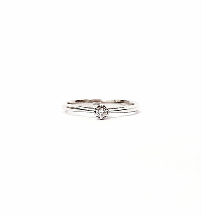 Anello Solitario modello 6 griffe con Diamante 0,05 ct in Oro Bianco 18 kt (750)