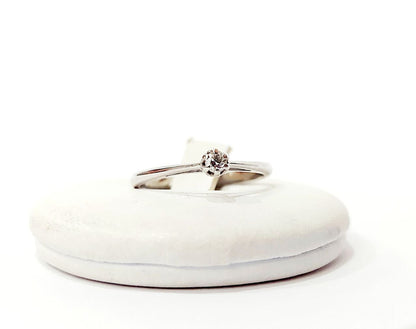 Anello Solitario modello 6 griffe con Diamante 0,05 ct in Oro Bianco 18 kt (750)