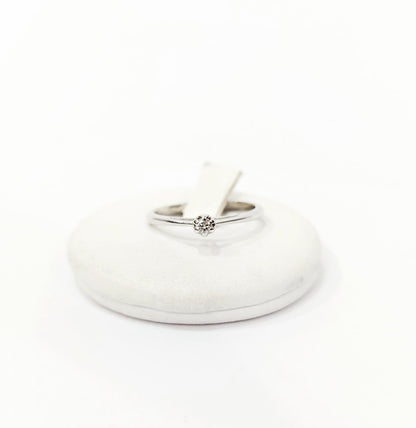 Anello Solitario modello 6 griffe con Diamante 0,05 ct in Oro Bianco 18 kt (750)