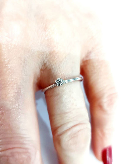 Anello solitario modello 6 griffe in Oro Bianco con Diamante 0,10 ct 18 Kt (750)