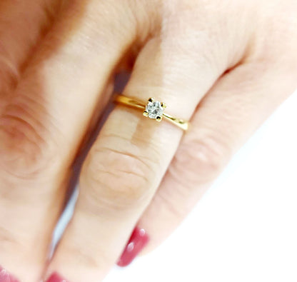Anello Solitario modello 4 griffe con Diamante 0,25 ct in Oro Giallo 18 kt (750)