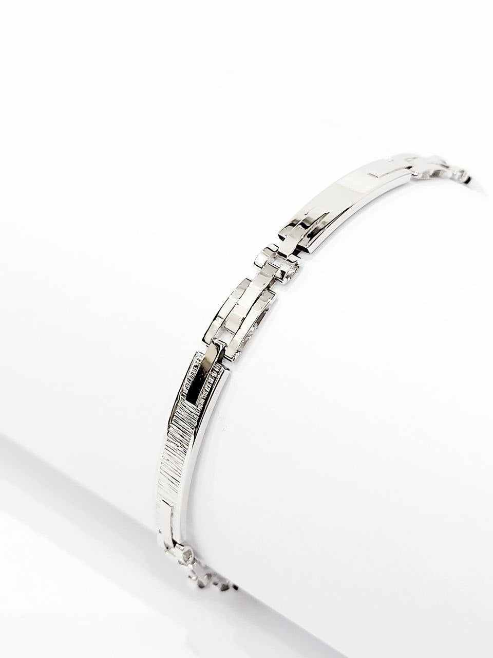 Bracciale in oro giallo e oro bianco 18k con zirconi per uomo o donna modello forzato 4X1 largo 4,00 mm e 20,50 cm di lunghezza. Chiusura a moschettone. Peso Bracciale in oro giallo e oro bianco 18k con zirconi per uomo o donna modello forzato 4X1 largo 4,00 mm e 20,50 cm di lunghezza. Chiusura a moschettone. Peso
