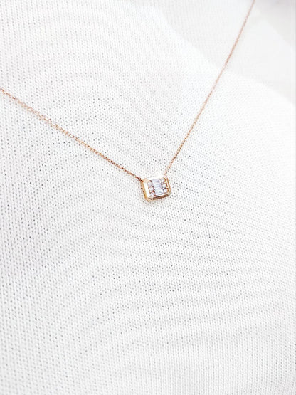 Collana con diamanti e pendente di baguette ct 0,30 in Oro Rosa 18kt-750