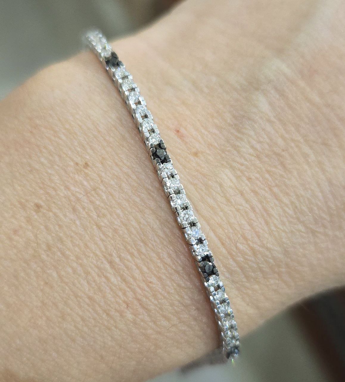 Bracciale tennis in Oro bianco 18kt -750 Diamanti bianchi ct 2,15 Diamanti Neri ct 0,27