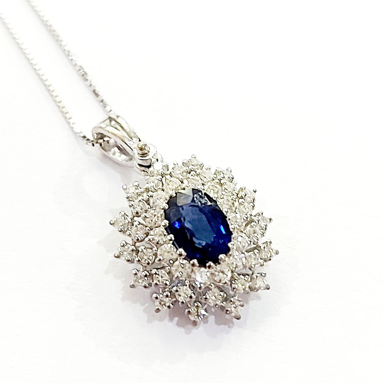 Collana con pendente fantasia con Zaffiro Ovale ct 0,73 e Diamanti ct 0,28
