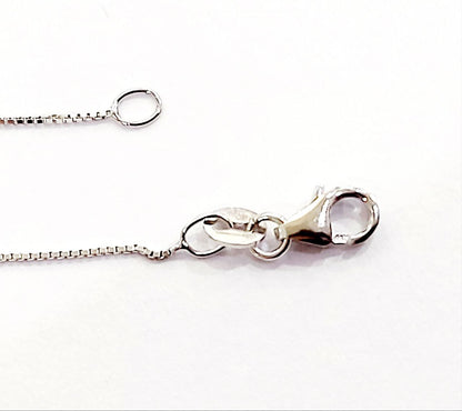 Collana con pendente fantasia con Smeraldo Ovale ct 0,45 e Diamanti ct 0,30 Oro Bianco 18kt-750