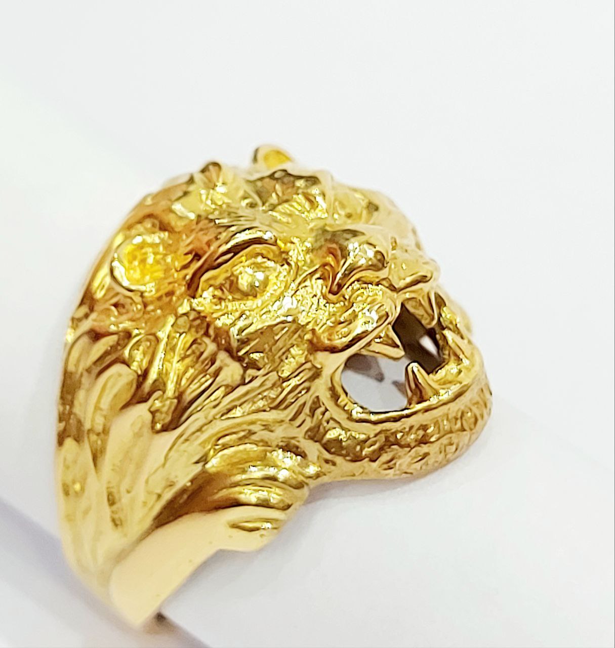 Anello da Uomo con finitura lucida e satinata - testa di Leone in Oro Giallo 18kt (750) - 14,30 gr - Oreficeria