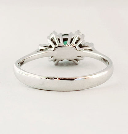 Anello Donna con Smeraldo Ovale centrale e Diamanti laterali Oro 18kt-750
