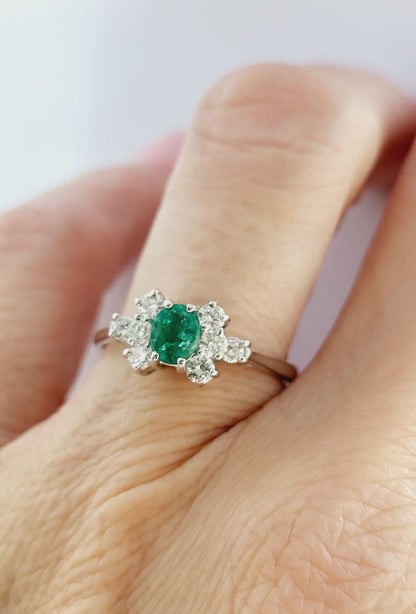 Anello Donna con Smeraldo Ovale centrale e Diamanti laterali Oro 18kt-750