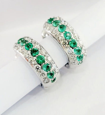 Orecchini cerchio bombati pave' in Oro Bianco 18kt con Diamanti ct 0,50 Smeraldi ct 0,60
