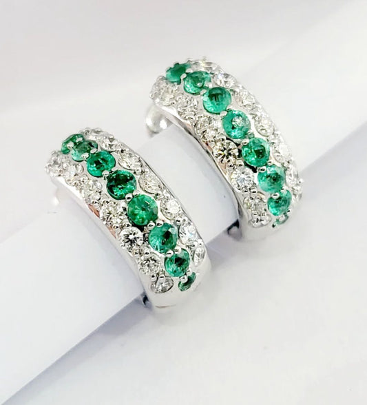 Orecchini cerchio bombati pave' in Oro Bianco 18kt con Diamanti ct 0,50 Smeraldi ct 0,60