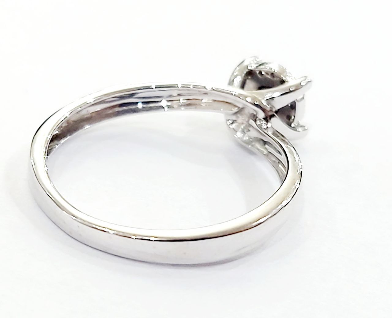 Anello solitario modello magic  con Diamanti ct 0,18 Oro Bianco 18kt-750