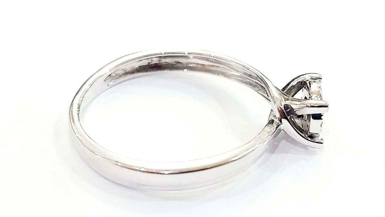 Anello solitario modello magic  con Diamanti ct 0,18 Oro Bianco 18kt-750