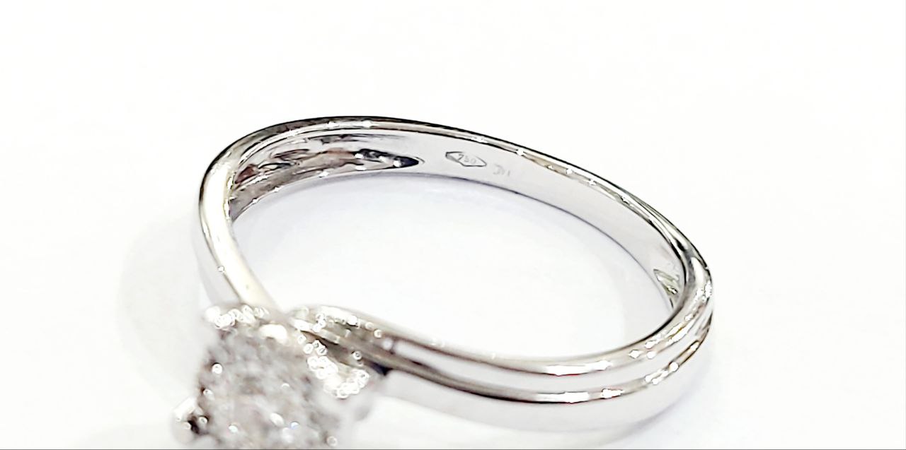 Anello solitario modello magic  con Diamanti ct 0,18 Oro Bianco 18kt-750