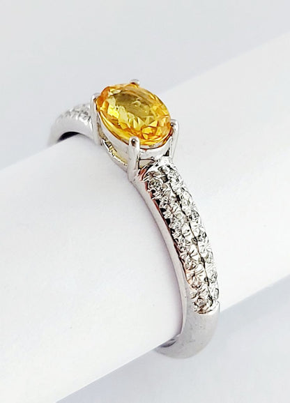 Anello Astralia in Oro Bianco con Zaffiro Giallo ovale ct 0,70 e Diamanti ct 0,30 18 kt (750)