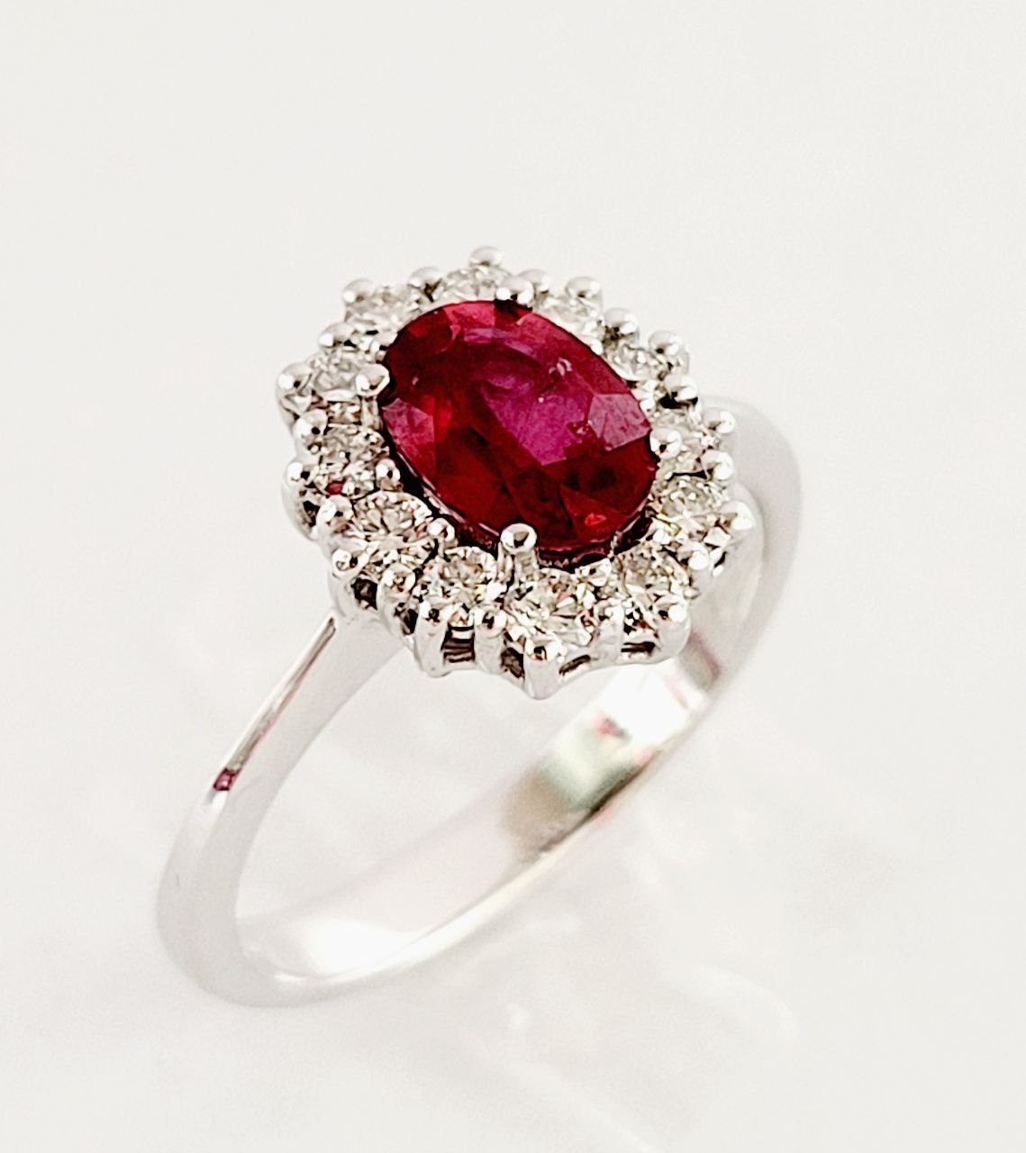 Anello centrale e contorno Rubino ct 1,08 Diamanti ct 0,39 Oro Bianco 18kt -750 HRD Antwerp