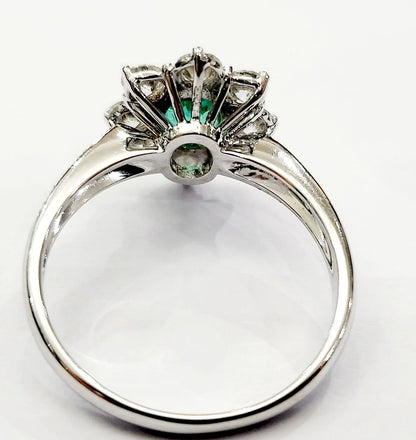 Anello modello fantasia con Smeraldo centrale ct 0,92 e contorno di Diamanti ct 1,10  Oro 18kt-750
