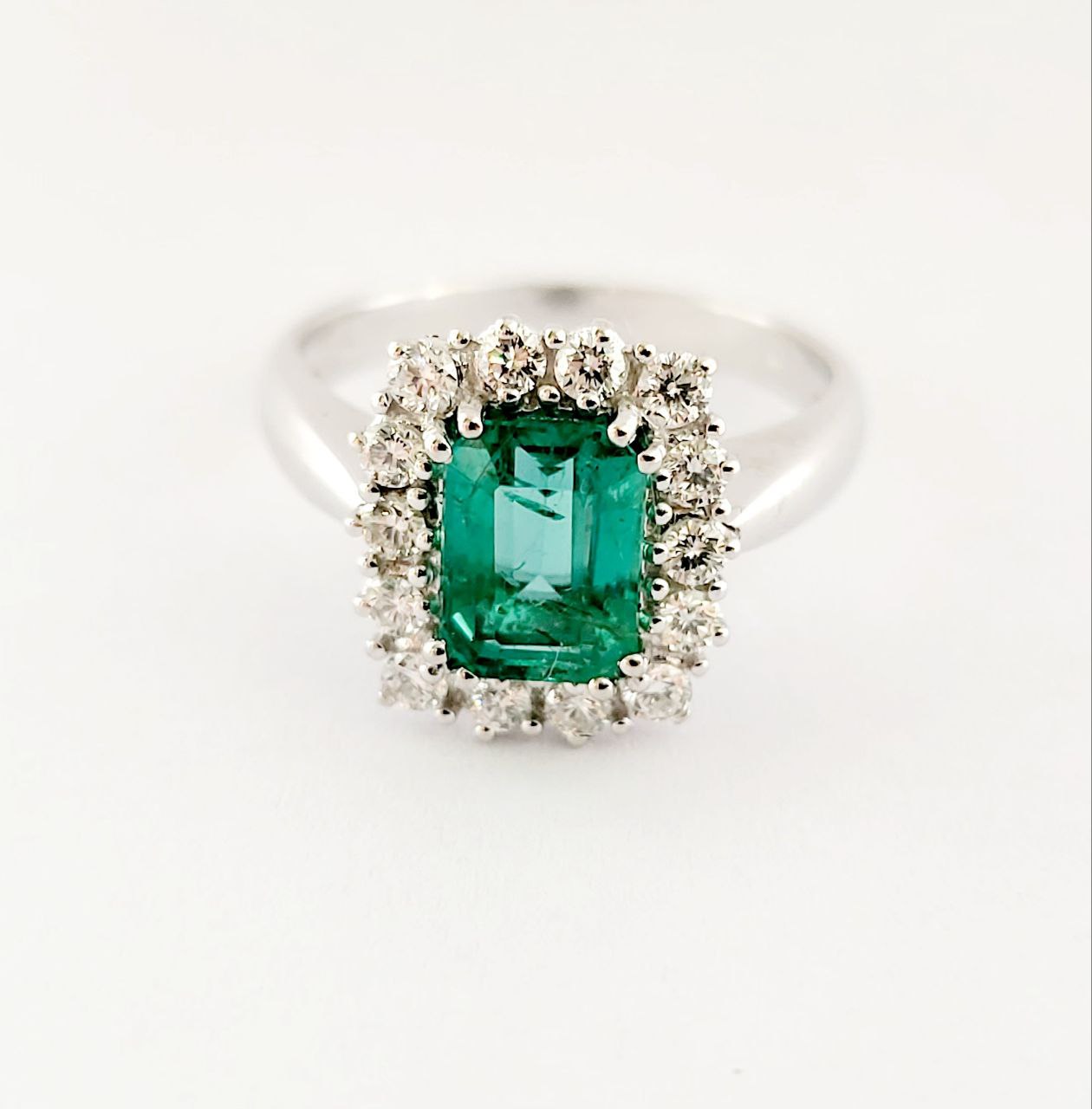 Anello modello fantasia con Smeraldo Ottagonale ct 1,55 e contorno di Diamanti ct 0,45  Oro 18kt-750