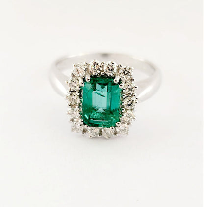 Anello modello fantasia con Smeraldo Ottagonale ct 1,55 e contorno di Diamanti ct 0,45  Oro 18kt-750