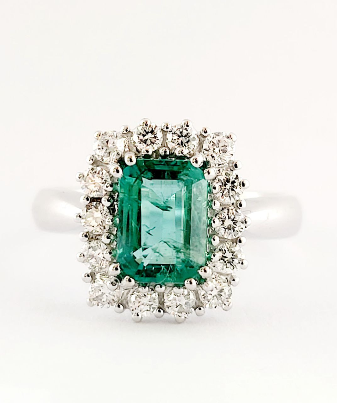 Anello modello fantasia con Smeraldo Ottagonale ct 1,55 e contorno di Diamanti ct 0,45  Oro 18kt-750