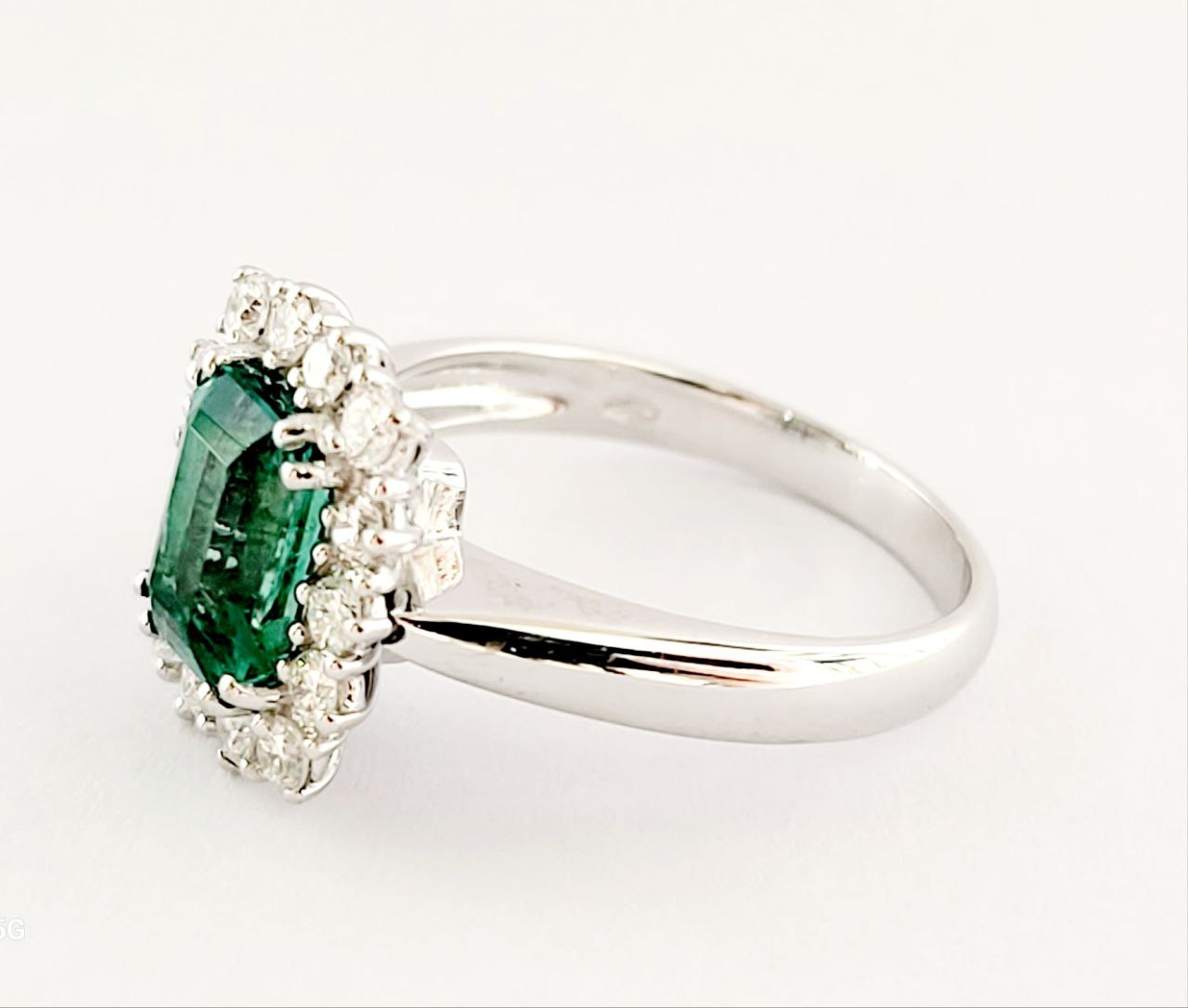 Anello modello fantasia con Smeraldo Ottagonale ct 1,55 e contorno di Diamanti ct 0,45  Oro 18kt-750
