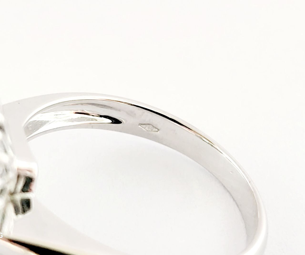 Anello modello fantasia con Smeraldo Ottagonale ct 1,55 e contorno di Diamanti ct 0,45  Oro 18kt-750