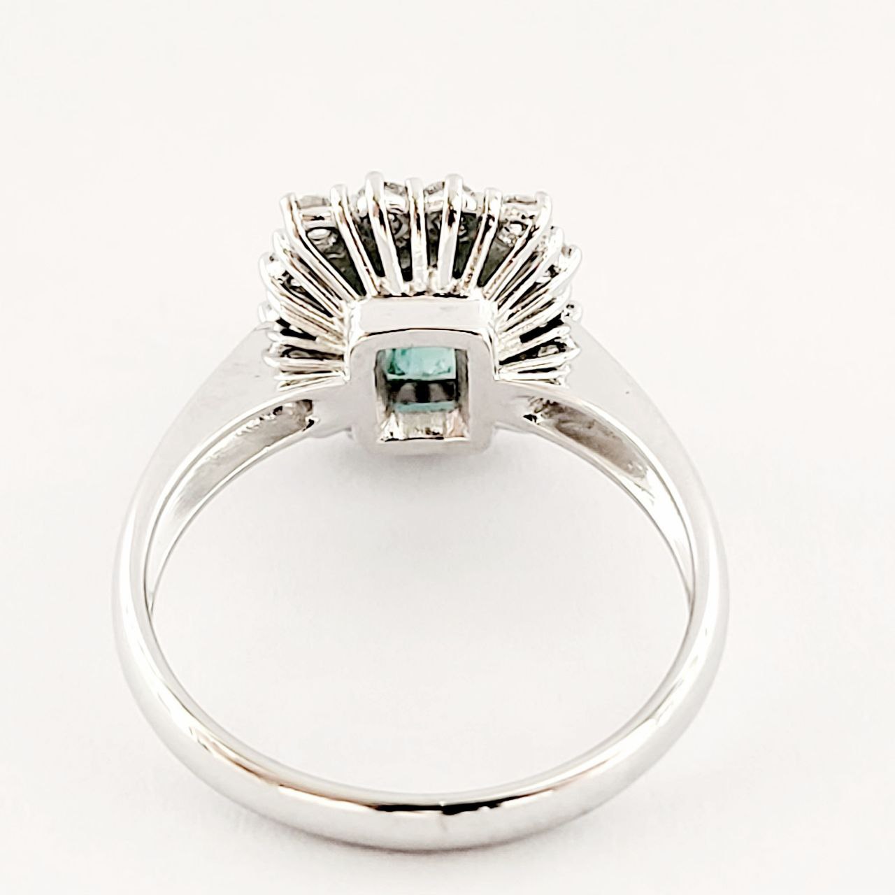Anello modello fantasia con Smeraldo Ottagonale ct 1,55 e contorno di Diamanti ct 0,45  Oro 18kt-750
