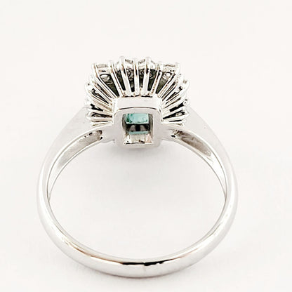 Anello modello fantasia con Smeraldo Ottagonale ct 1,55 e contorno di Diamanti ct 0,45  Oro 18kt-750