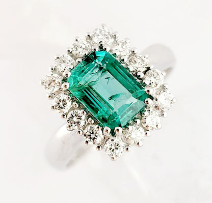 Anello modello fantasia con Smeraldo Ottagonale ct 1,55 e contorno di Diamanti ct 0,45  Oro 18kt-750