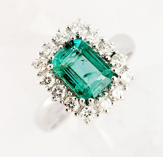 Anello modello fantasia con Smeraldo Ottagonale ct 1,55 e contorno di Diamanti ct 0,45  Oro 18kt-750