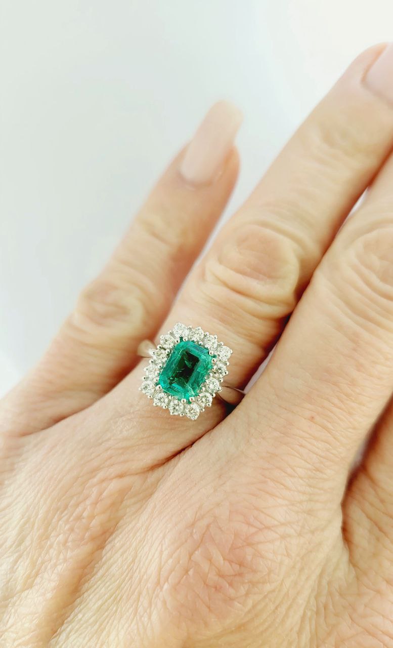Anello modello fantasia con Smeraldo Ottagonale ct 1,55 e contorno di Diamanti ct 0,45  Oro 18kt-750