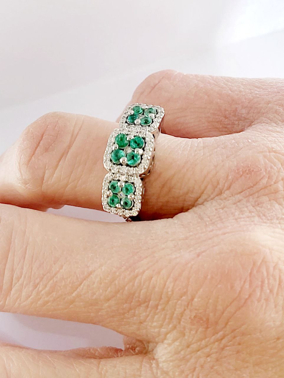 Anello trilogy magic in Oro Bianco con Diamanti 0,55 ct e Smeraldi 0,57 ct 18kt (750)