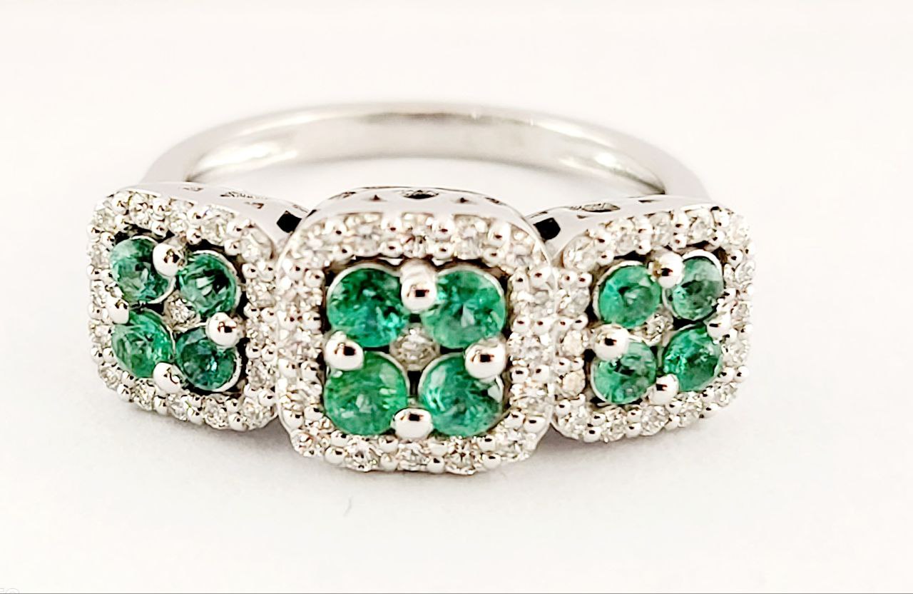Anello trilogy magic in Oro Bianco con Diamanti 0,55 ct e Smeraldi 0,57 ct 18kt (750)