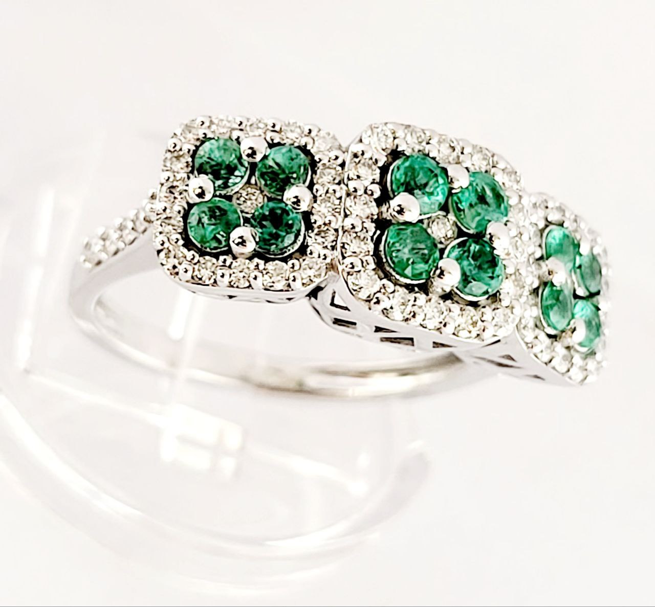 Anello trilogy magic in Oro Bianco con Diamanti 0,55 ct e Smeraldi 0,57 ct 18kt (750)